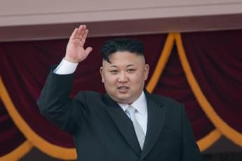 Tifone Khanun arriva in Corea del Nord, l’ordine è: “Salvate i ritratti di Kim” Tifone Khanun arriva in Corea del Nord, l’ordine è: “Salvate i ritratti di Kim”