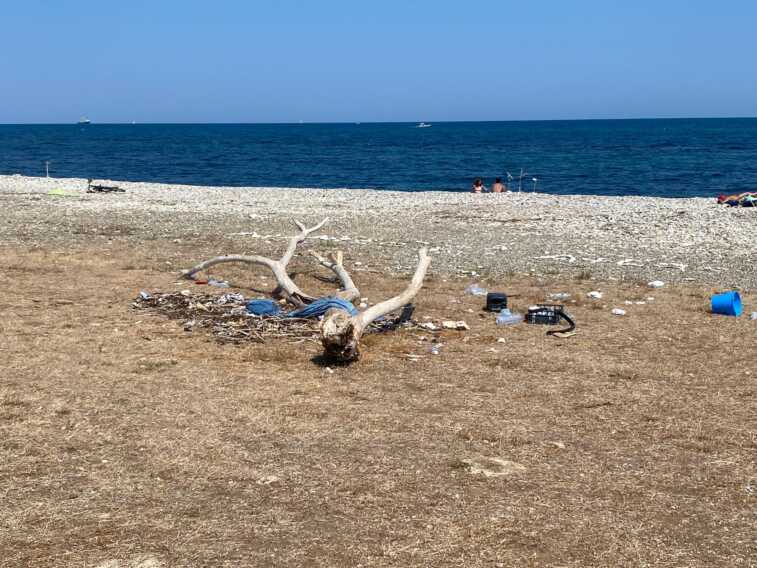 Bagni guasti, rifiuti e campetti chiusi. La brutta figura di Torre Quetta: il racconto dei turisti milanesi