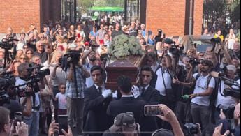 Galleria foto 'Toto Cutugno, a Milano i funerali: applausi all’arrivo del feretro' - foto 1
