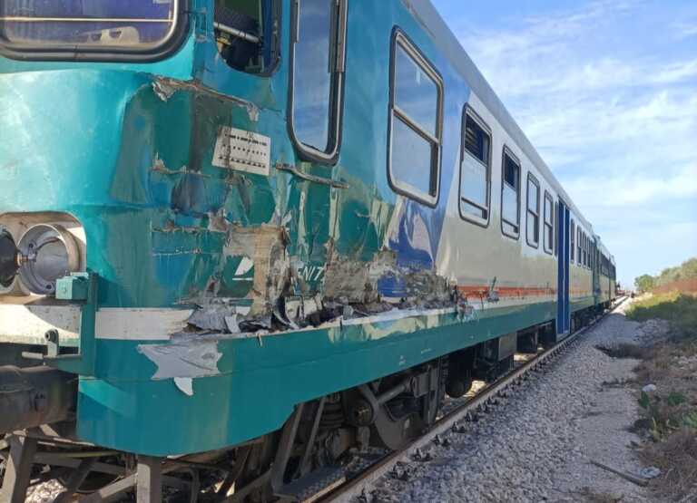 Manfredonia, camion occupa i binari e urta un treno: illesi macchinista e passeggeri. Circolazione sospesa
