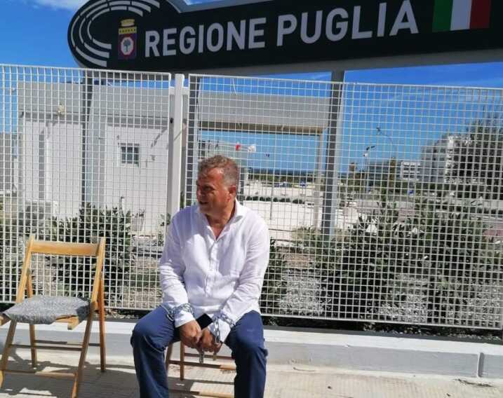 «Siano sbloccati i fondi per la riabilitazione termale»: Tutolo s’incatena davanti alla Regione Puglia