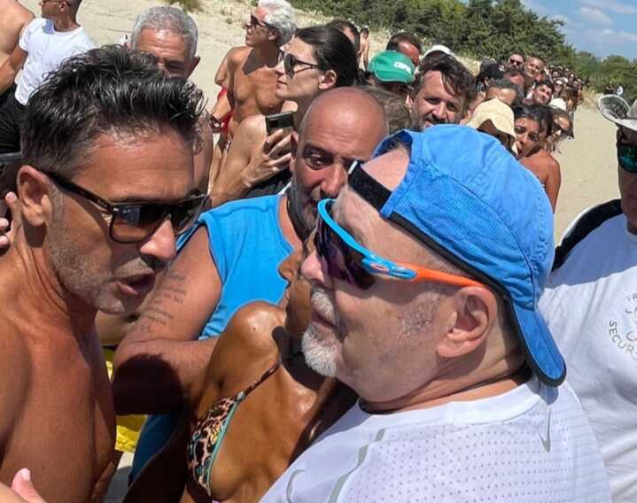 Ferragosto a Castellaneta Marina per Vasco Rossi: autografi e selfie con i fan per il Komandante – VIDEO