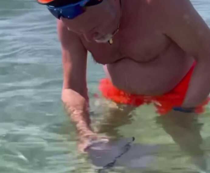 Prosegue la vacanza pugliese di Vasco Rossi: a Castellaneta Marina gioca con una medusa – VIDEO