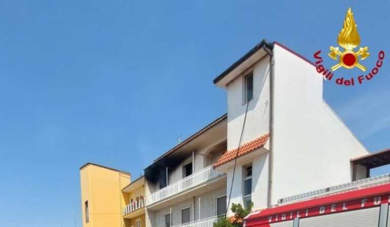 Incendio a Torre Santa Susanna: le fiamme partono dalla camera da letto, il fumo invade l’abitazione