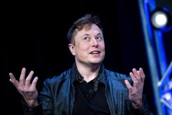 WhatsApp, Musk lancia sfida: chiamate vocali e video su X