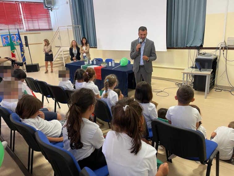 Galleria foto 'Si torna a scuola alla primaria “De Fano” al San Paolo. Il saluto di Decaro: «Godetevi questi anni bellissimi»' - foto 2