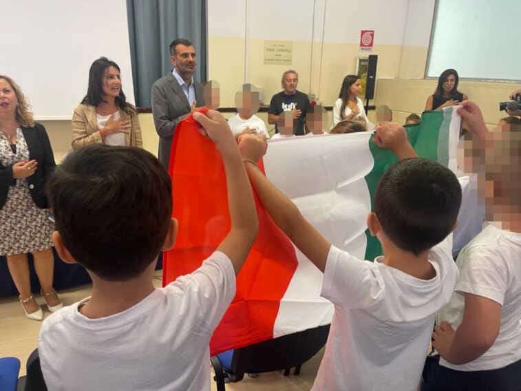Si torna a scuola alla primaria “De Fano” al San Paolo. Il saluto di Decaro: «Godetevi questi anni bellissimi»