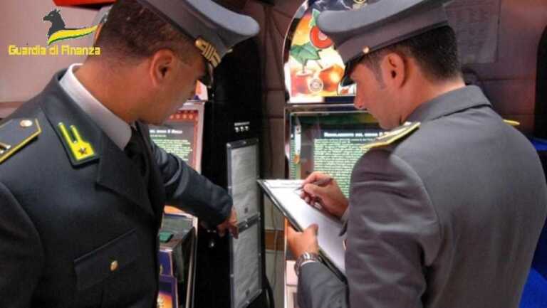 Taranto, scoperta una sala giochi con allaccio abusivo alla corrente: sequestrate 27 slot machine