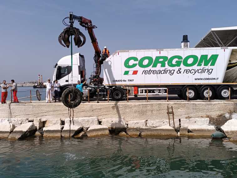 Marevivo pulisce i fondali del porto di Bari: recuperati 60 pneumatici, reti da pesca e una barca