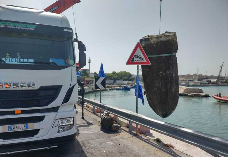 Galleria foto 'Marevivo pulisce i fondali del porto di Bari: recuperati 60 pneumatici, reti da pesca e una barca' - foto 1