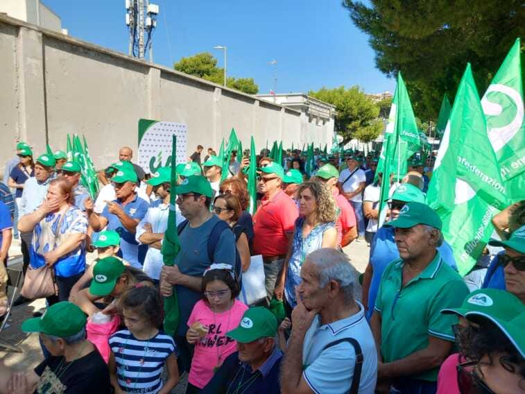 I cerealicoltori protestano davanti al porto di Bari: «Stop all’import selvaggio di grano dall’estero» – VIDEO