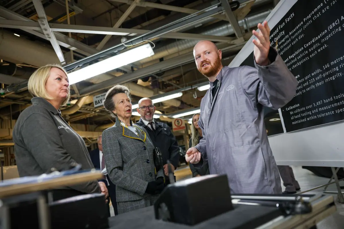 La Principessa Anna visita lo stabilimento JLR di Halewood