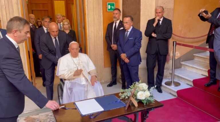Napolitano, Papa Francesco a sorpresa alla camera ardente Napolitano, Papa Francesco a sorpresa alla camera ardente