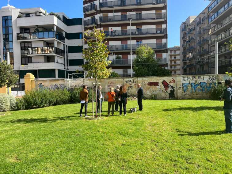 Bari, iniziati i lavori per abbattere una parte del muro perimetrale dell’ex caserma Rossani