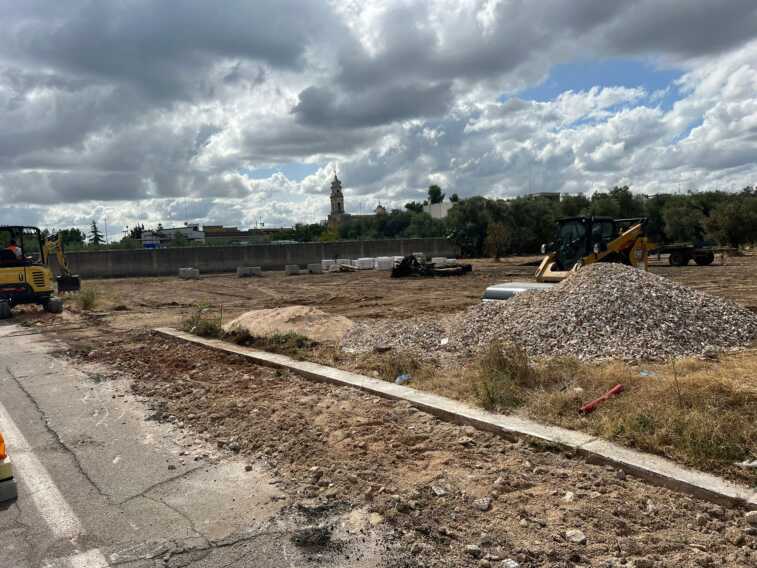 Galleria foto 'Lavori in corso per la «futura pista ciclabile» in via Liuzzi: il sopralluogo di Galasso a Loseto' - foto 2