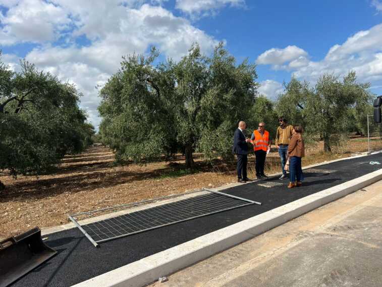 Lavori in corso per la «futura pista ciclabile» in via Liuzzi: il sopralluogo di Galasso a Loseto