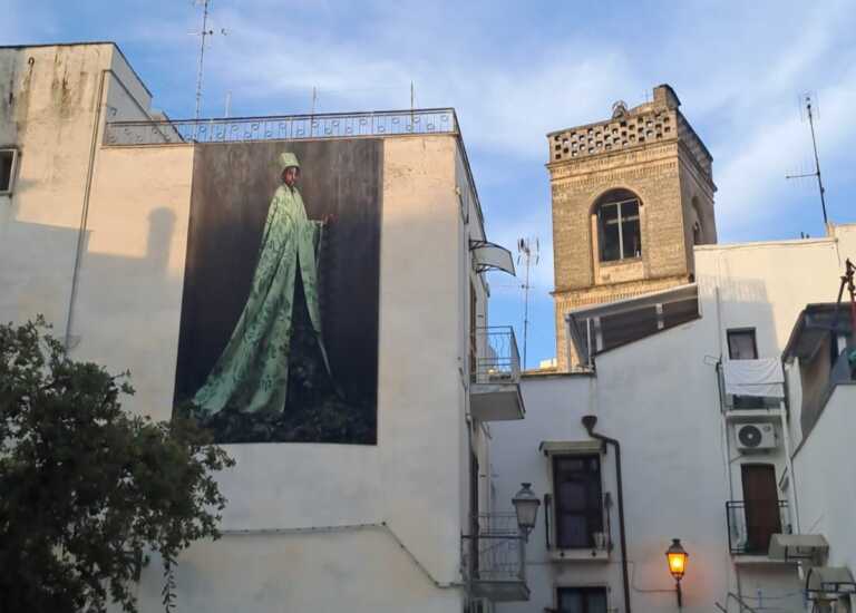 Le foto di Maïmouna Guerresi tra i vicoli di Triggiano: inaugurata Nûr/Luce nell’ambito di “Capaci di legalità”