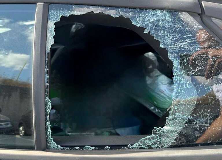 Vandali rompono il finestrino dell’auto di un turista tedesco, l’officina lo ripara gratis: «Bari ha un cuore»
