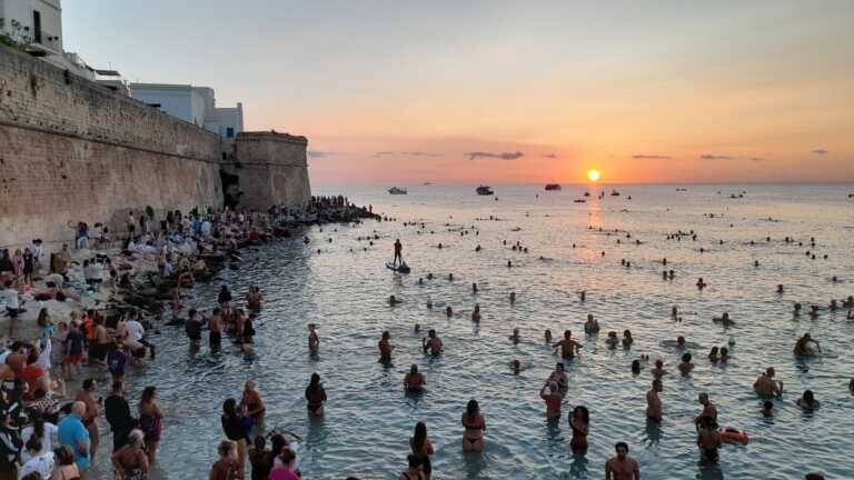 La magia di un tuffo all’alba sulle note di Ennio Morricone: così Monopoli dà il benvenuto a settembre