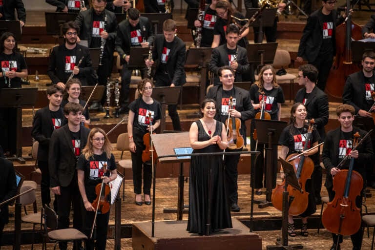 Galleria foto 'Musica e intelligenza artificiale danno vita alle “Sinfonie d’acqua”: a Bari il concerto dell’Ayso Orchestra' - foto 1