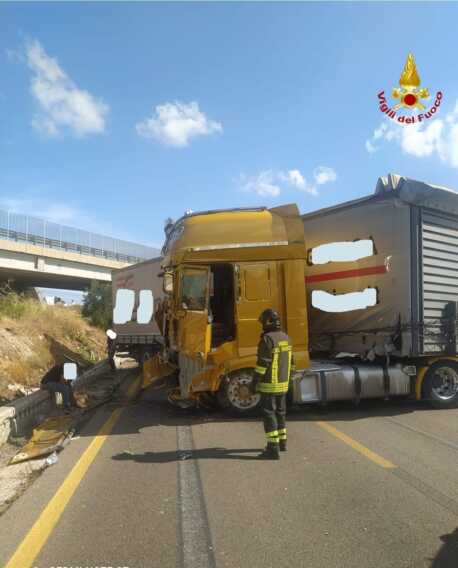 Galleria foto 'Scontro tra auto e tir sulla statale 379 nel Brindisino: due morti e un ferito grave. Illeso l’autista del camion' - foto 1