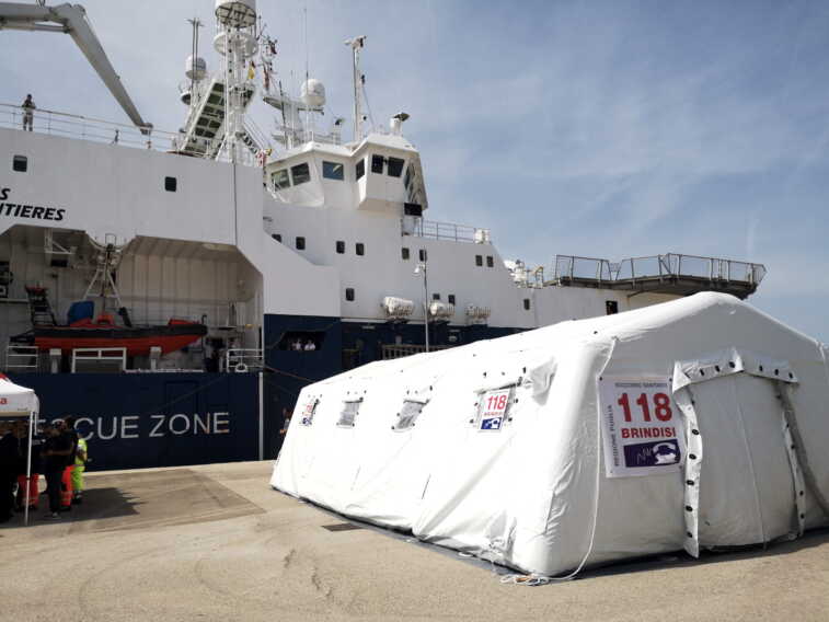 Migranti, completato lo sbarco a Brindisi: in 24 hanno fatto ricorso all’assistenza sanitaria. Sul posto la Asl