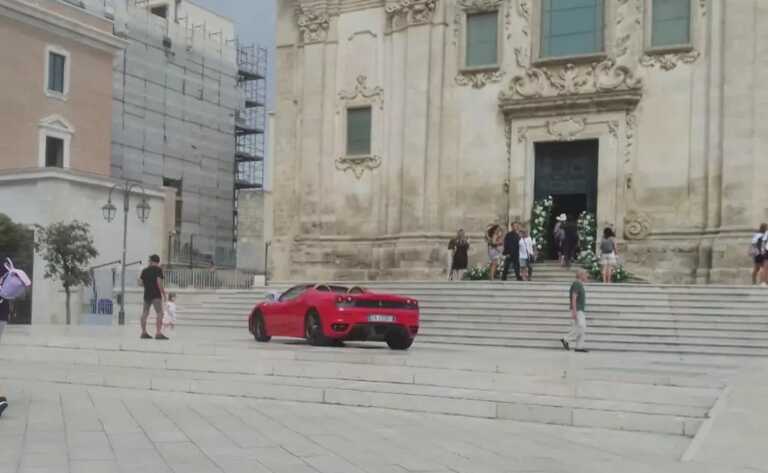 Matera, la Ferrari parcheggiata sul sagrato della chiesa durante il matrimonio: «Incivili e irresponsabili»