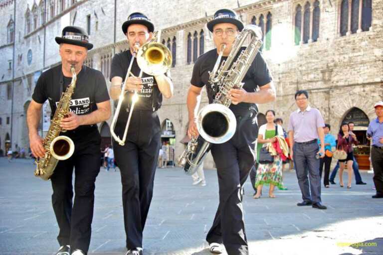 Acrobazie, improvvisazioni e giocoleria alla Fiera del Levante con gli spettacoli degli artisti di strada