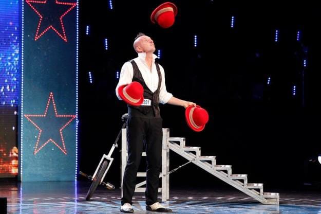 Galleria foto 'Acrobazie, improvvisazioni e giocoleria alla Fiera del Levante con gli spettacoli degli artisti di strada' - foto 1