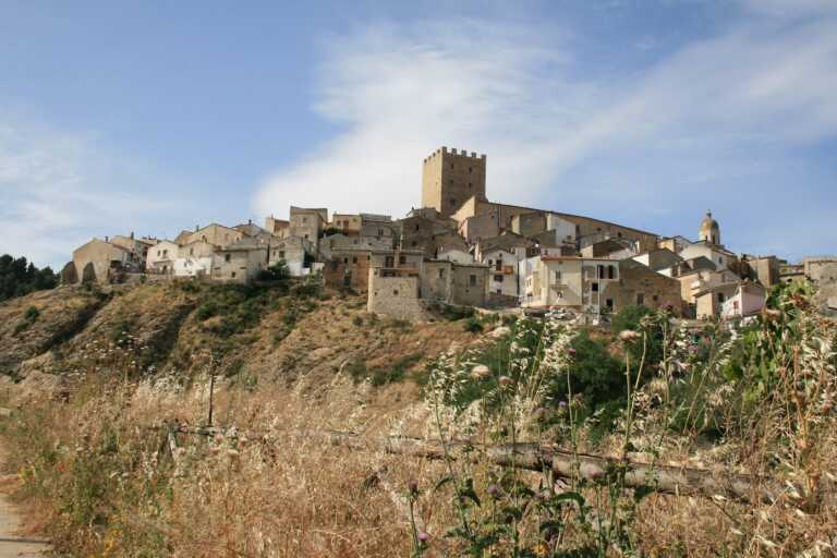 Alla scoperta dei borghi più suggestivi con la Caccia ai tesori arancioni del Touring club: coinvolti 7 comuni pugliesi