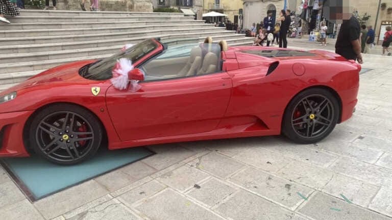 Galleria foto 'Matera, la Ferrari parcheggiata sul sagrato della chiesa durante il matrimonio: «Incivili e irresponsabili»' - foto 1