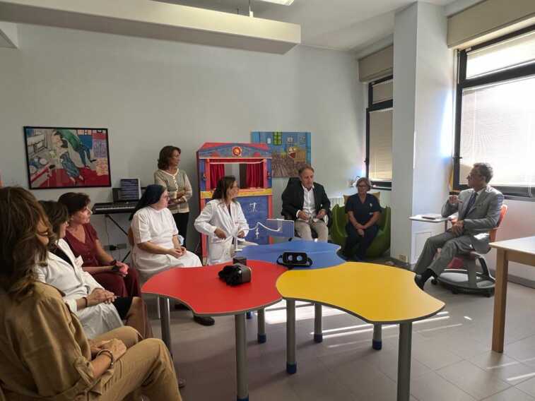 Galleria foto 'Si torna a scuola anche in ospedale: via alle lezioni per bambini e ragazzi ricoverati al “Fazzi” di Lecce' - foto 3