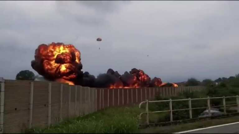 Aereo delle Frecce Tricolori precipita su un’auto: morta una bimba di 5 anni. Salvo il pilota – VIDEO