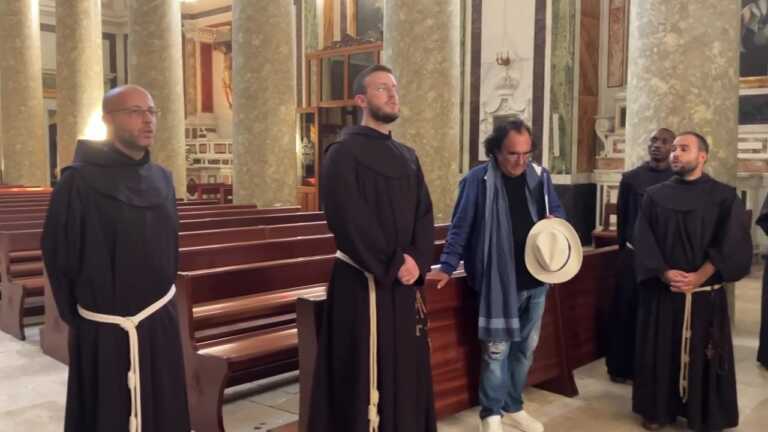 Al Bano “rapito” dalla bellezza della basilica di don Tonino Bello: visita a sorpresa del cantante a Molfetta – VIDEO