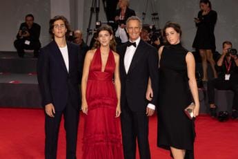 Anche Alessandro Benetton con i figli ad applaudire al Lido ‘Finalmente l’alba’ di Costanzo