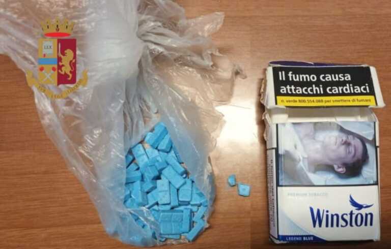 In stazione con 62 pasticche di anfetamina nascoste nel pacchetto delle sigarette: arrestato 24enne