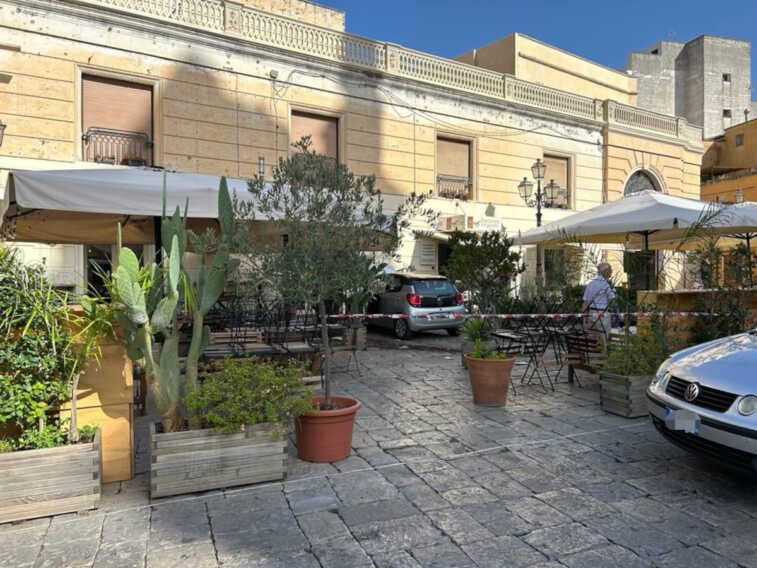Galatina, anziana perde il controllo dell’auto e sfonda il dehors di un bar: ferito un cliente