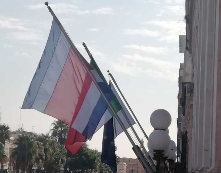 A Bari sventola la bandiera della Costa Rica per il 202esimo anniversario dell’indipendenza dalla Spagna