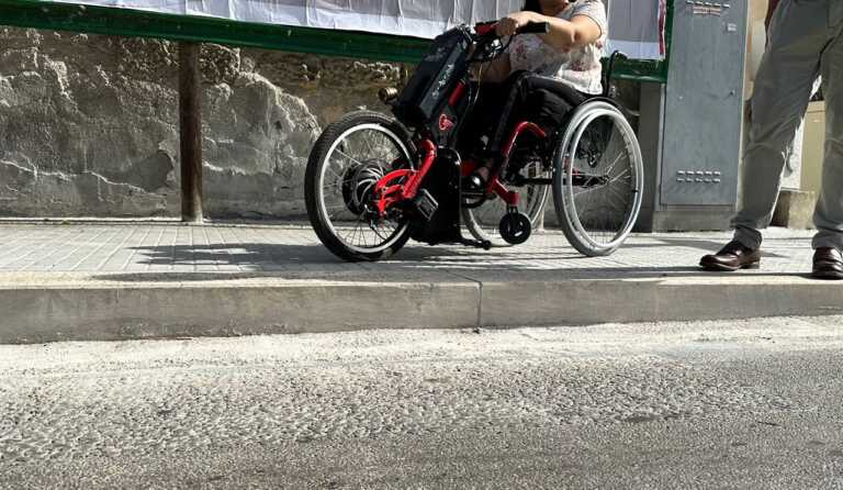 Galleria foto '“Sequestrata” in casa perché sul marciapiede manca lo scivolo: la denuncia di una ragazza disabile' - foto 1