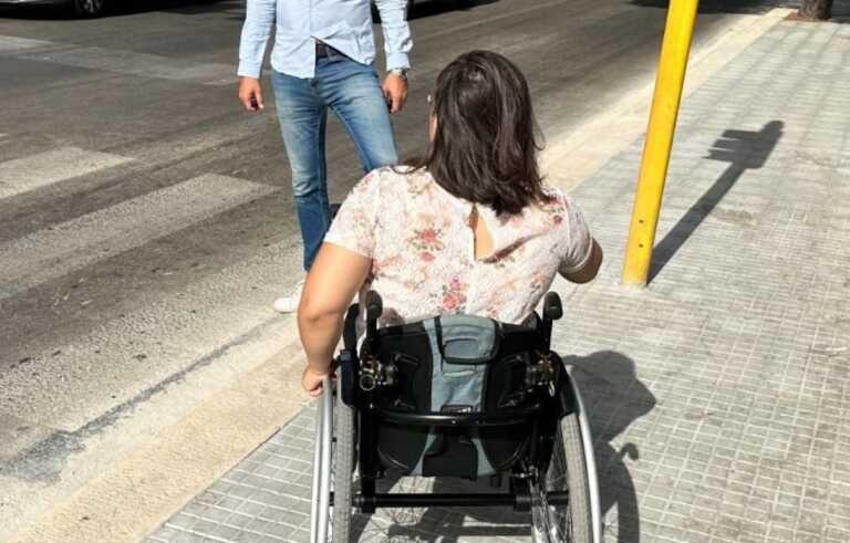 “Sequestrata” in casa perché sul marciapiede manca lo scivolo: la denuncia di una ragazza disabile