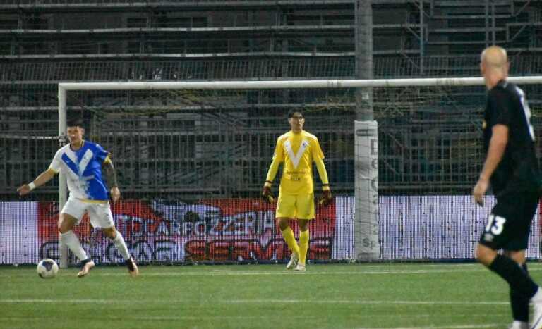 Il Brindisi gioca bene ma i tre punti vanno al Benevento: un’incertezza di Saio condanna i biancoazzurri