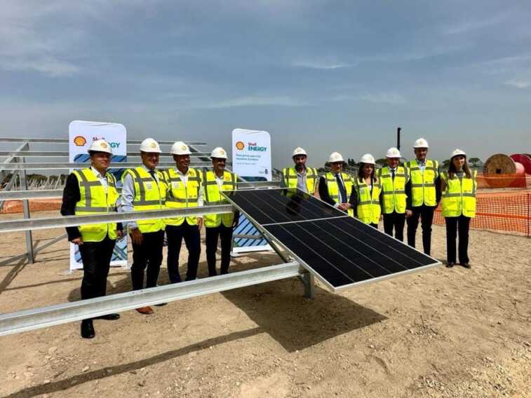 Taranto, Shell realizzerà un campo fotovoltaico da 20 megawatt: installato il primo dei 34mila pannelli
