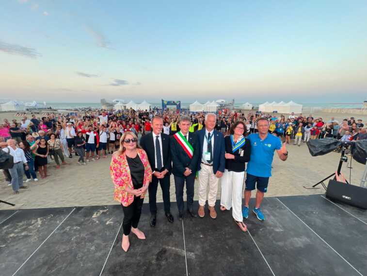 Barletta capitale del canottaggio: inaugurati i campionati mondiali di Coastal rowing e Beach sprint – VIDEO