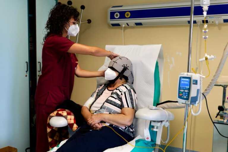 Cure più umane negli ospedali pugliesi: ecco i caschi contro la caduta dei capelli per le donne in chemioterapia – VIDEO