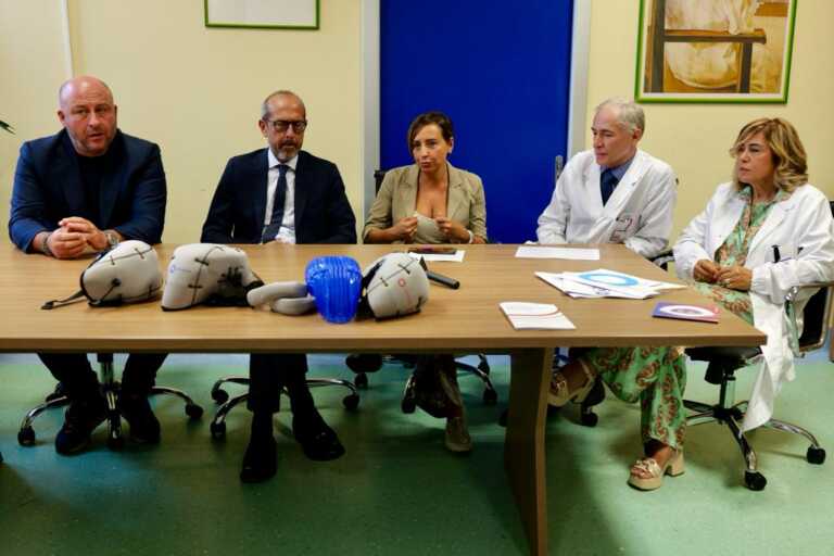 Galleria foto 'Cure più umane negli ospedali pugliesi: ecco i caschi contro la caduta dei capelli per le donne in chemioterapia – VIDEO' - foto 9