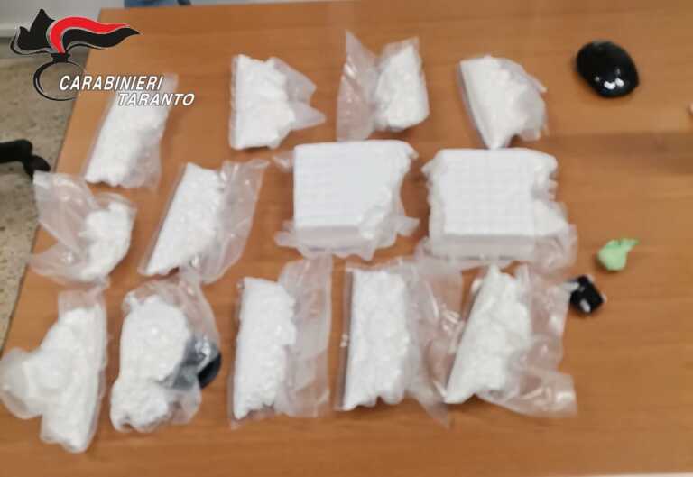 Taranto, sequestrate 2mila dosi di cocaina a una coppia: lui finisce in carcere, lei denunciata