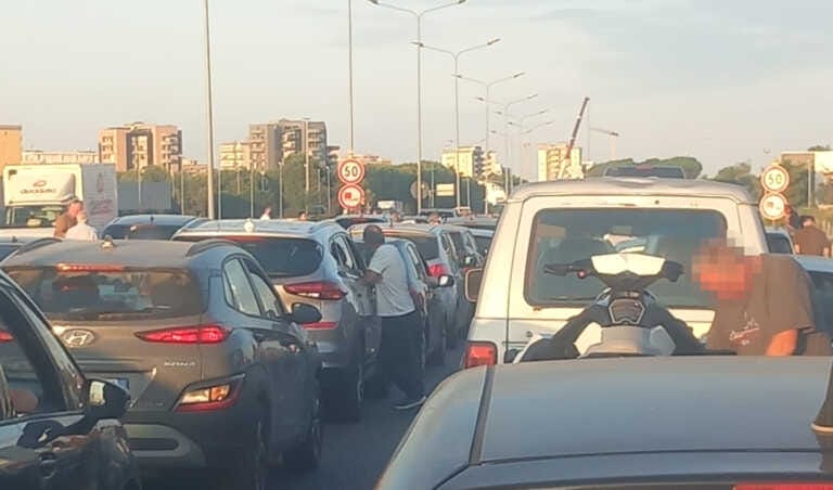 Bari, tir perde blocchi di cemento sulla statale 16: rimossi con una gru. Lunghe code in direzione sud