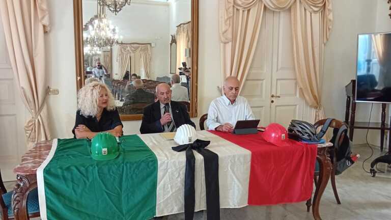 Una corona di fiori in mare per le vittime del lavoro a Taranto: il 29 settembre la commemorazione