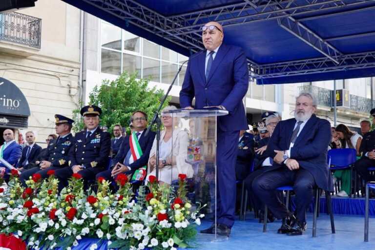 Aeronautica, Crosetto consegna le “Aquile” a 49 allievi a Galatina. Emiliano: «Puglia strategica» – VIDEO