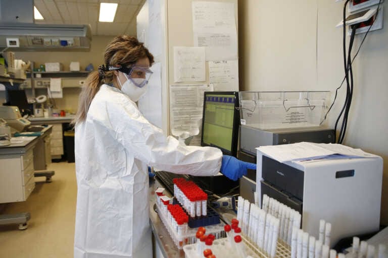 Ora il Covid rialza la testa: casi quadruplicati ad agosto rispetto a luglio. Gli esperti raccomandano prudenza